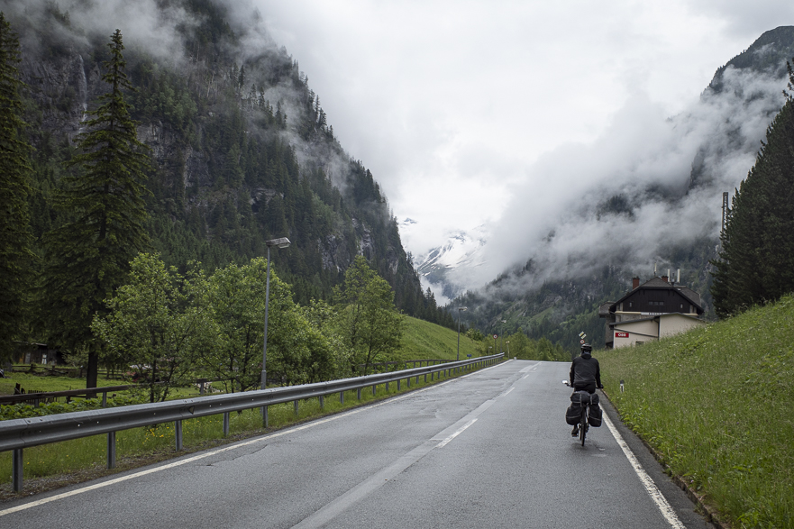 Aufbruch nach Böckstein – schneebedeckte Tauern im Blick